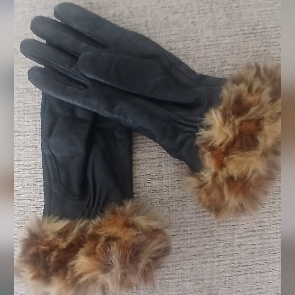 Elegant Black Buttery Leather Gloves with Faux Fur Trim Sz M